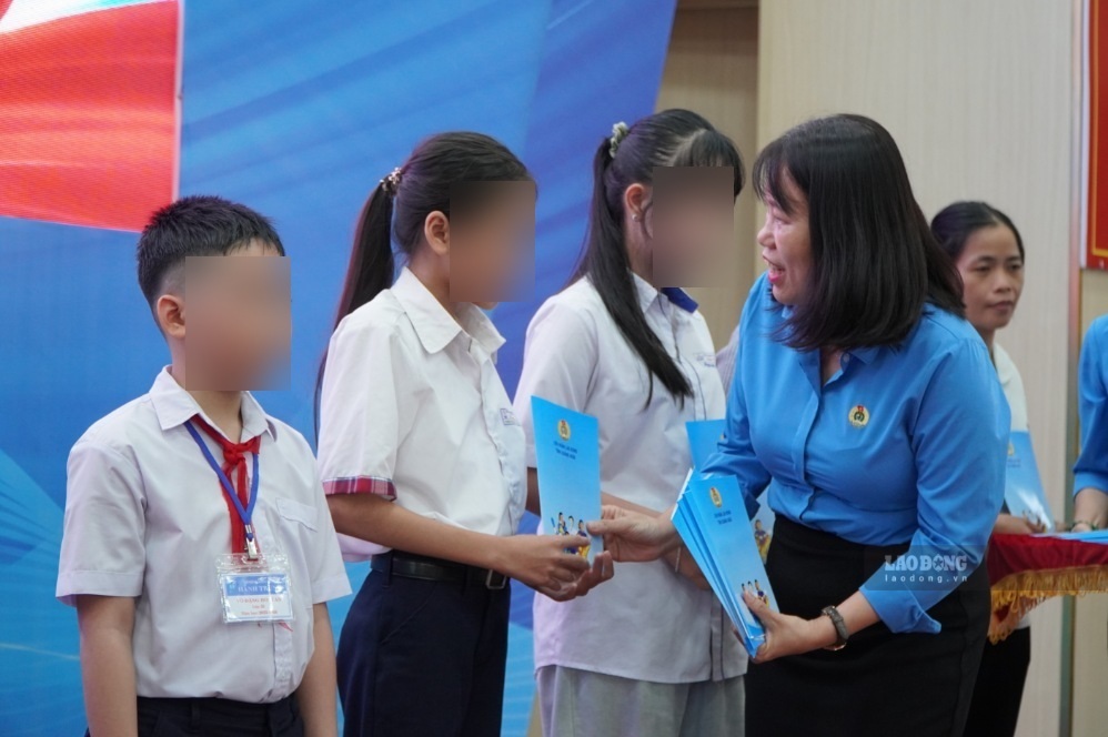 Bà Nguyễn Thị Việt Hiển - Phó Chủ tịch Liên đoàn Lao động tỉnh Quảng Ngãi trao học bổng cho con đoàn viên có hoàn cảnh khó khăn. Ảnh: Viên Nguyễn