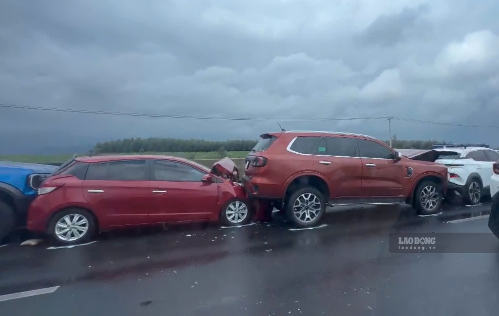 Continuous collision of 7 cars on Phan Thiet - Dau Giay highway. Photo: Pham Duy
