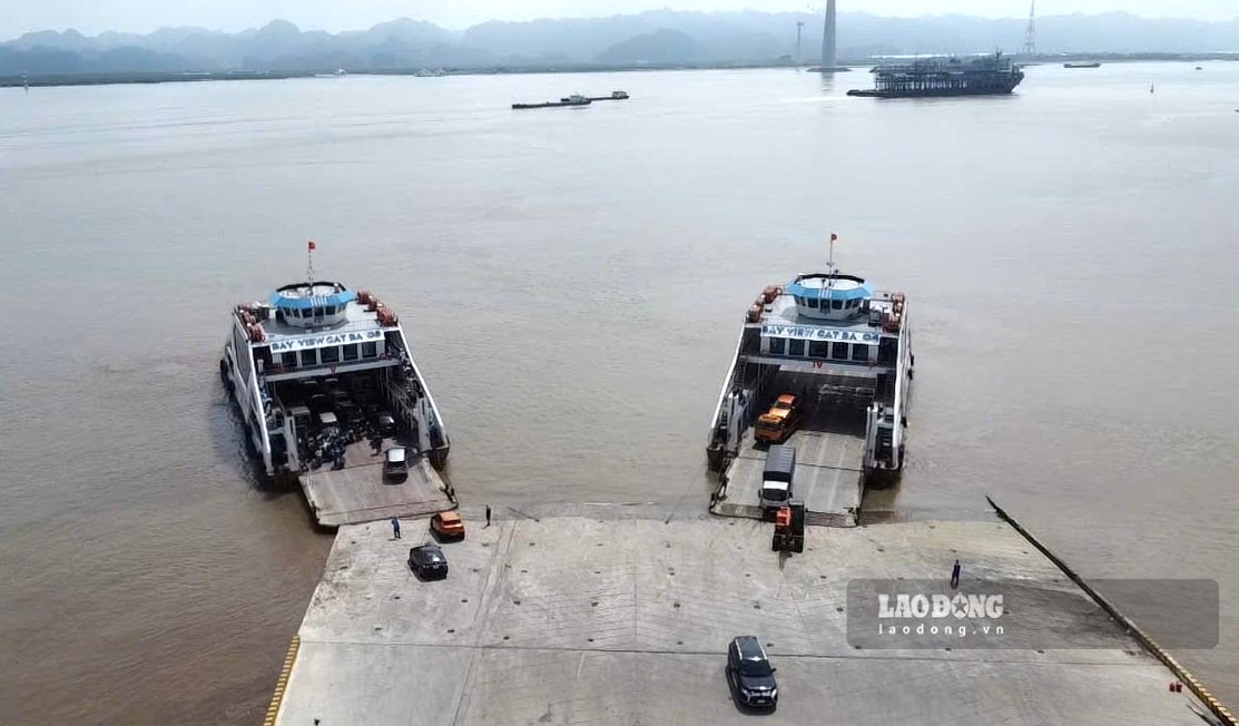 The number of passengers crossing the ferry to Cat Ba has decreased significantly compared to weekends. Photo: Ngoc Trinh