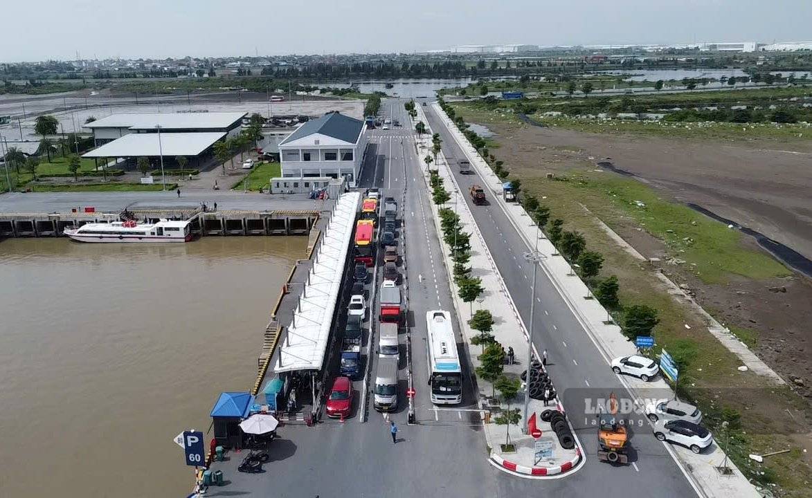 Lượng phương tiện qua phà giảm nhiều lần so với các kì nghỉ lễ trước. Ảnh: Ngọc Trinh