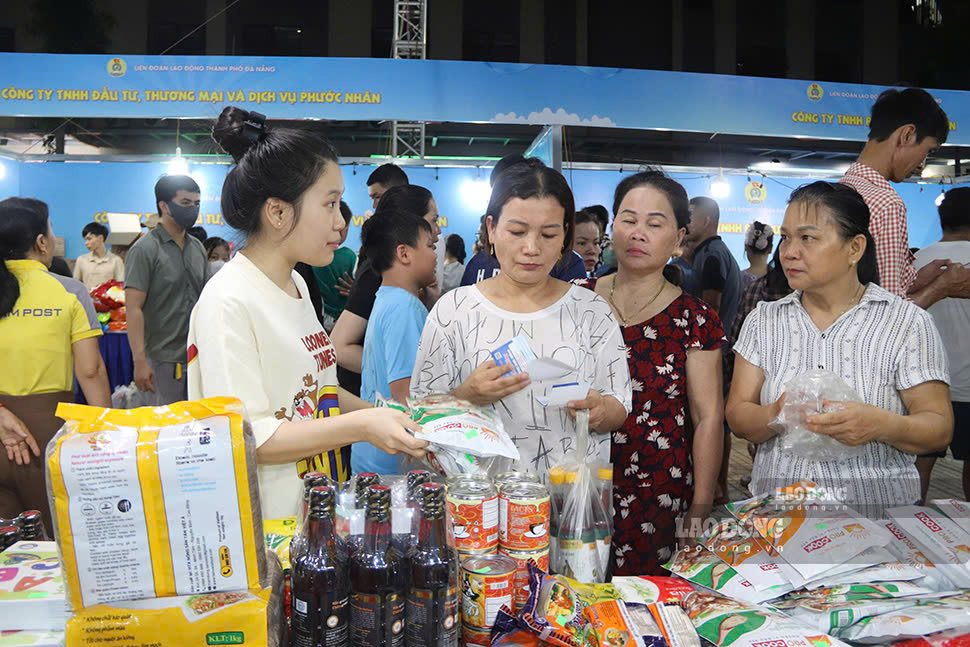 Phiên chợ công nhân do Liên đoàn Lao động thành phố Đà Nẵng tổ chức hàng năm. Ảnh: Tường Minh