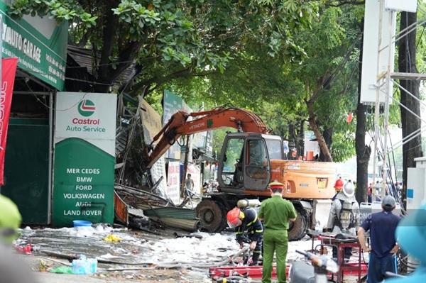 Cháy xưởng sửa chữa ôtô trên đường Lê Quang Đạo lực lượng chức năng huy động máy xúc dập lửa. Ảnh: Hữu Chánh