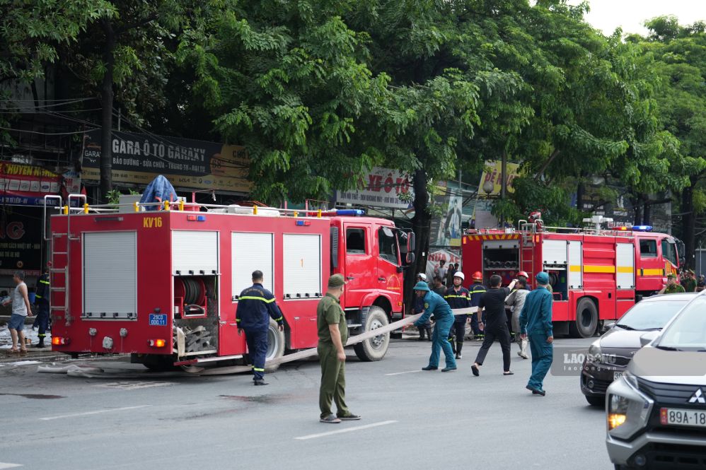 Fire at a row of car repair shops on Le Quang Dao street. Photo: Huu Chanh