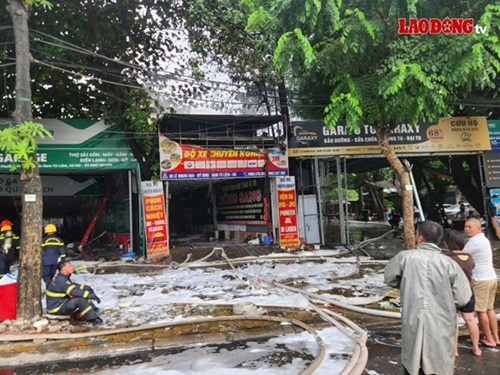 Cháy lớn tại dãy xưởng sửa chữa ôtô ở Hà Nội. Ảnh: Minh Hạnh