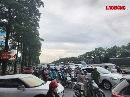 Vụ cháy gây ùn tắc kéo dài tại đường Lê Quang Đạo. Ảnh: Minh Hạnh
