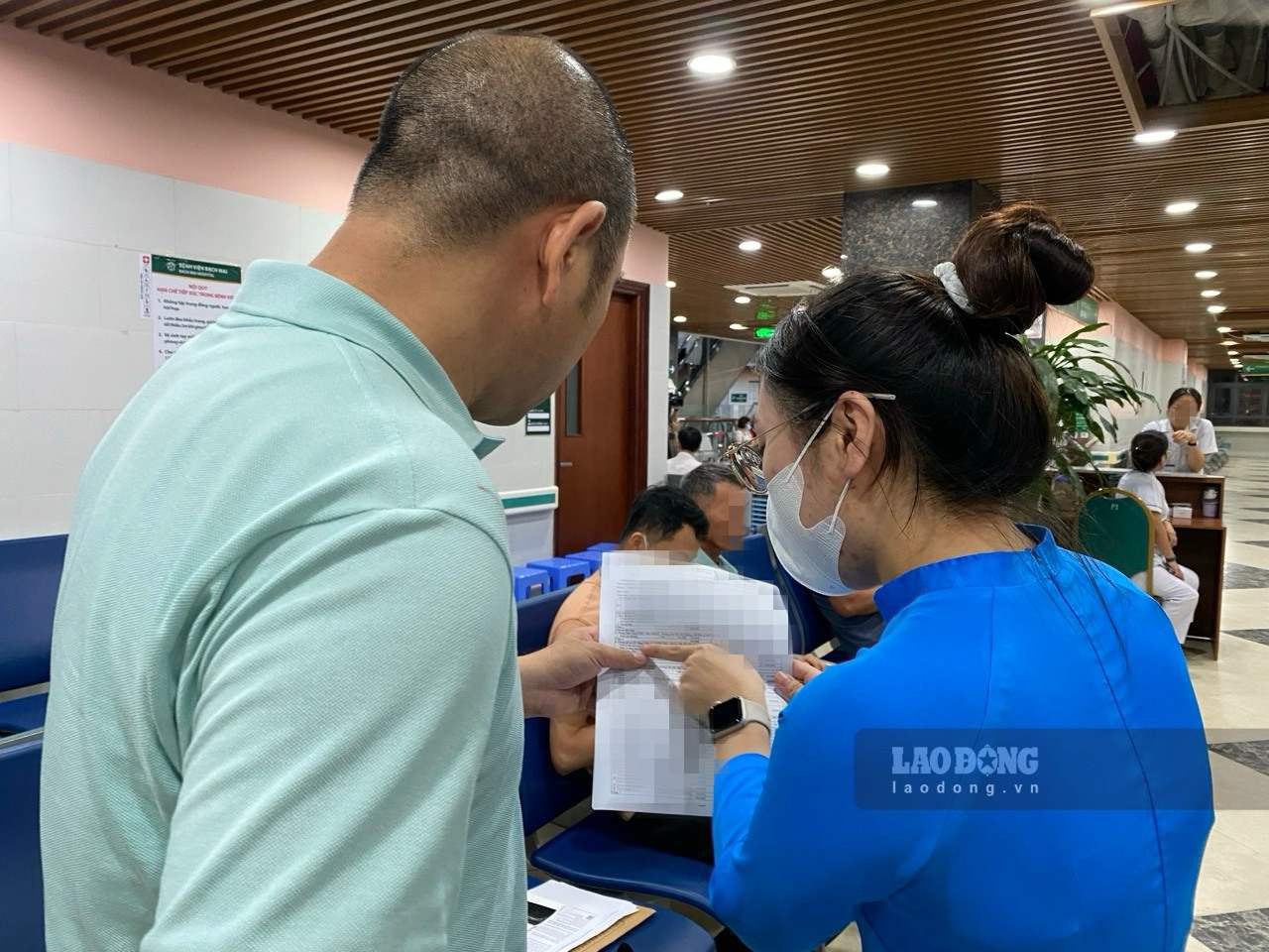 Staff advising on social insurance procedures for people at the Public Administration Service Center (Hanoi). Photo: Thuy Linh