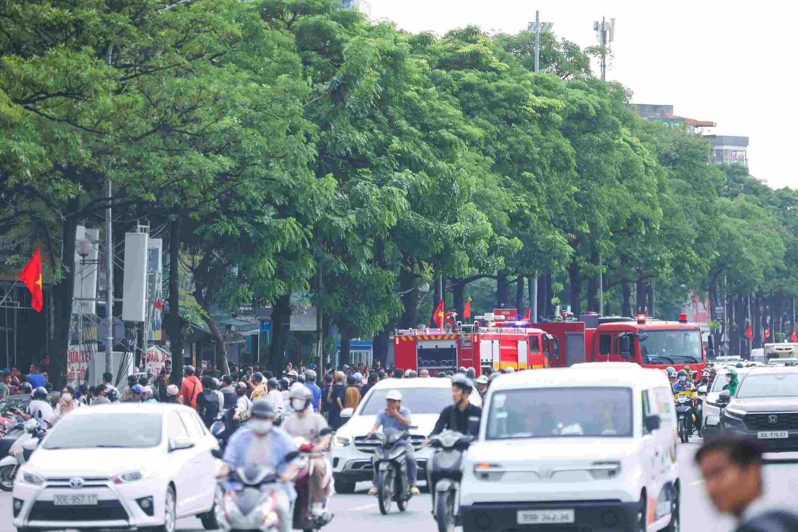 Car garage in Hanoi catches fire fiercely. Photo: Anh Phung
