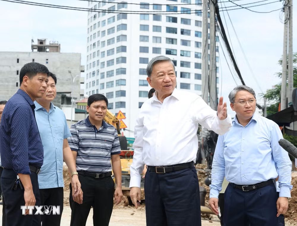 General Secretary and President To Lam inspects the field at the Hanoi Ring Road 1 Construction Investment Project (Hoang Cau - Voi Phuc section). Photo: VNA
