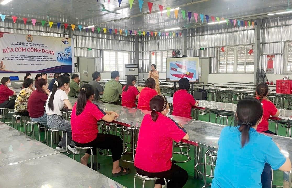 Traffic safety propaganda session for workers of Thuan Phi Co., Ltd. (Luu Kiem ward). Photo: Hai Phong City Police