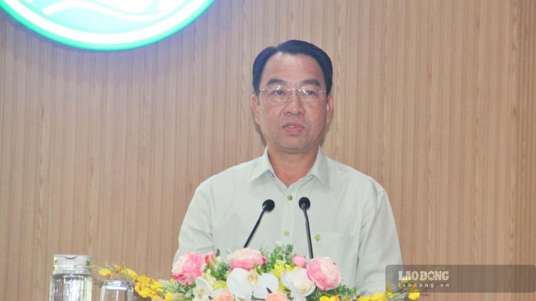 Chủ tịch UBND tỉnh Cà Mau Lữ Quang Ngời biểu dương các đơn vị sớm bàn giao mặt bằng. Ảnh: Nhật Hồ.