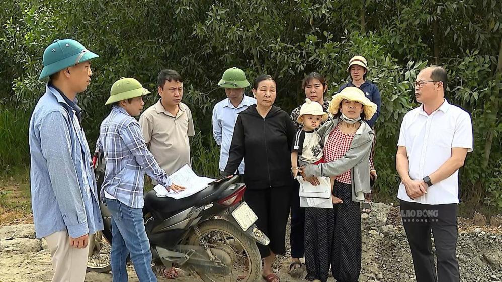 Chính quyền xã Đông Cuông tuyên truyền, vận động các hộ dân có đất nằm trong diện thu hồi.