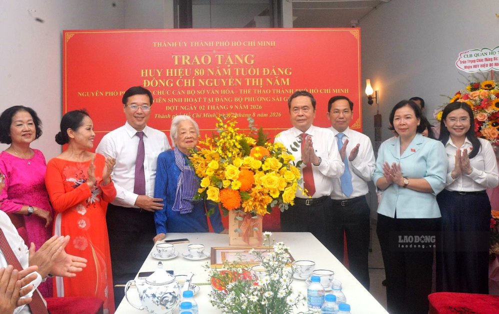 Chủ tịch Quốc hội Trần Thanh Mẫn và đại biểu chụp ảnh lưu niện cùng đảng viên lão thành Nguyễn Thị Năm. Ảnh: Minh Quân