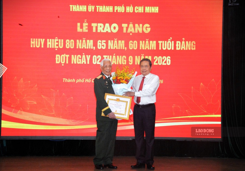 Politburo Member, National Assembly Chairman Tran Thanh Man awarded the 80-year Party Badge to Lieutenant General Nguyen Van Thai. Photo: Minh Quan