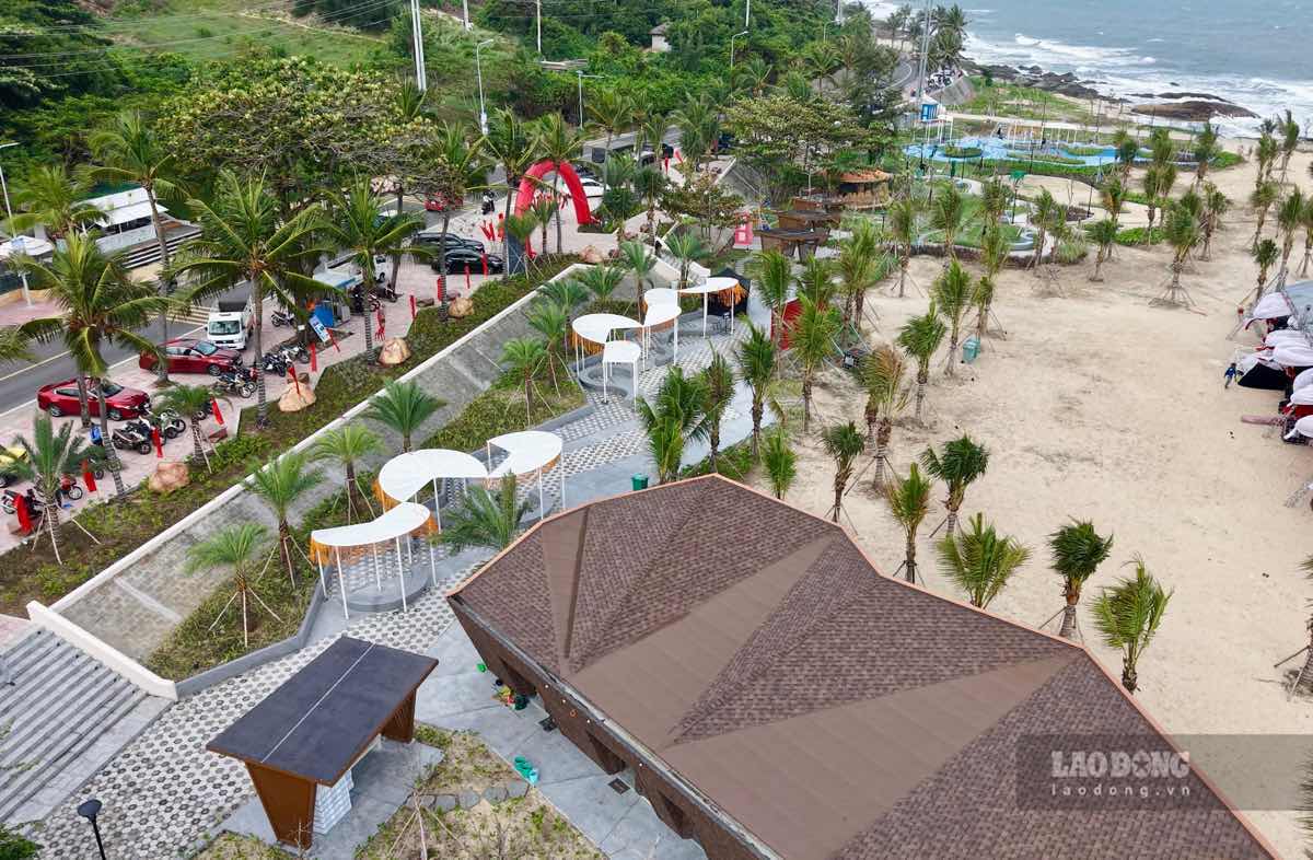 Khuôn viên xanh mát bên bờ biển. A1/ 