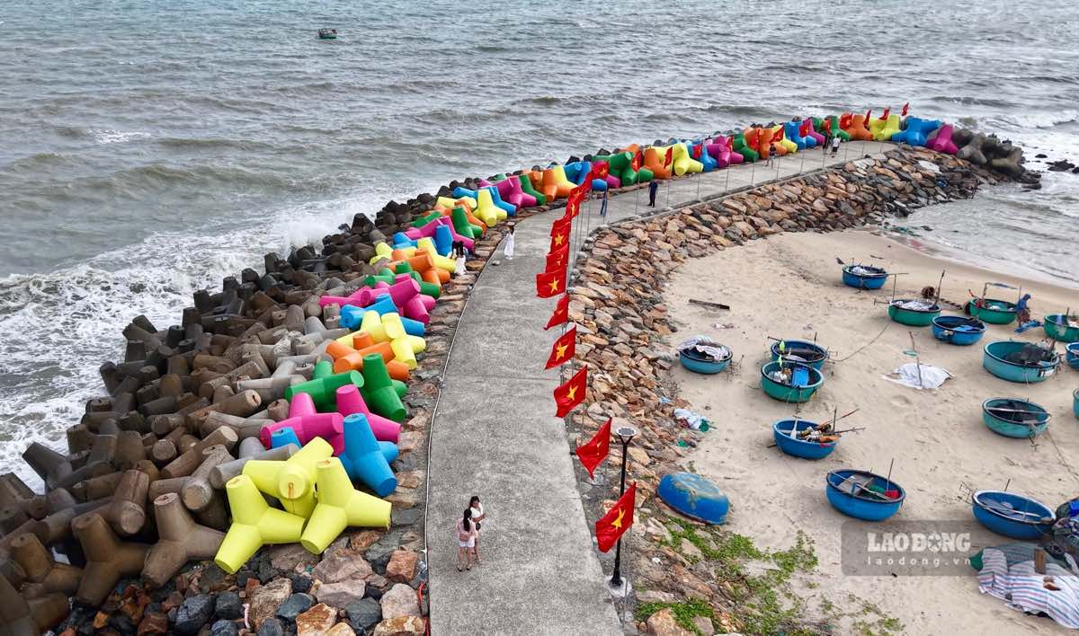 Đoạn kè chắn sóng bằng các khối Tetrapod nhiều màu sắc tại Bãi Đá Ông Địa. Ảnh: Duy Tuấn 
