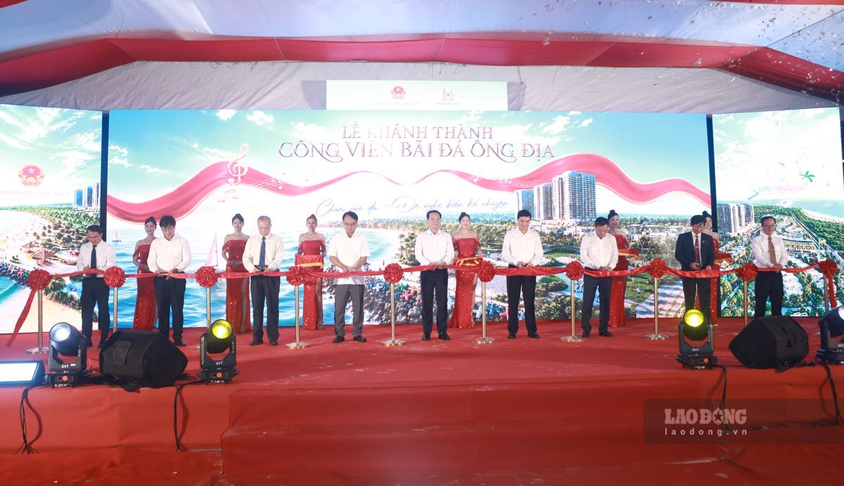 Ủy viên Ban chấp hành Trung ương Đảng: Nguyễn Hoài Anh - Thứ trưởng Thường trực Bộ Dân tộc và Tôn giáo, Hồ Văn Mười - Phó Bí Thư Tỉnh ủy, Chủ tịch UBND tỉnh Lâm Đồng; và các lãnh đạo địa phương, đơn vị cắt băng khánh thành Công viên Bãi Đá Ông Địa vào tối 29.8. Ảnh: Duy Tuấn 