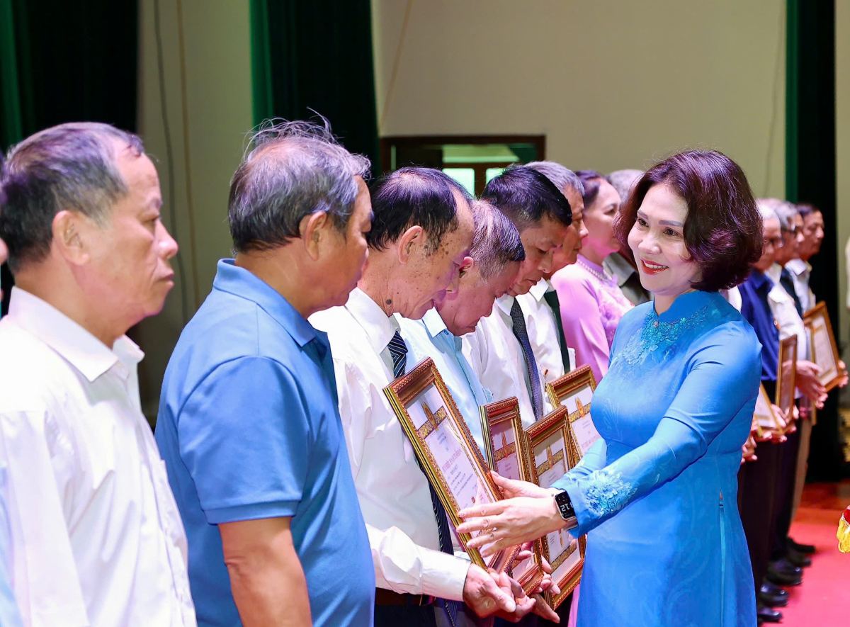 Ms. Bui Thi Hong Van - Secretary of the Party Committee, Chairwoman of the People's Council of An Duong ward - presents the Party Badge. Photo: Hai Phong e-Portal