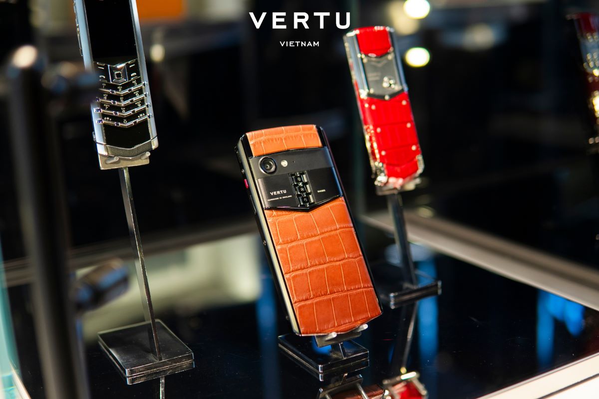 Vertu phones are favored by fashionistas thanks to their exquisite handcrafting from rare materials. Photo: Vertu Vietnam