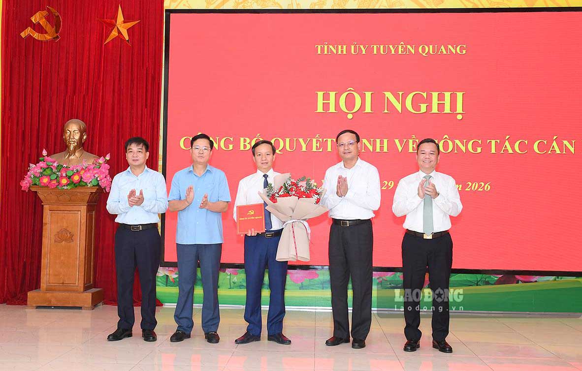 Leaders of Tuyen Quang Provincial People's Committee present the decision to the new Secretary of Minh Xuan ward. Photo: Huy Hoang