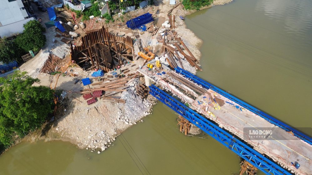 Công nhân cùng trang thiết bị máy móc được huy động để đẩy nhanh tiến độ dự án. Ảnh: Việt Bắc