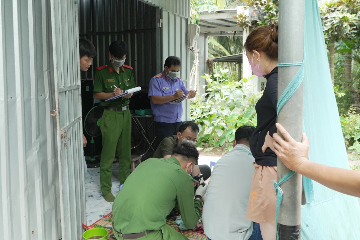 Lực lượng chức năng tiến hành khám nghiệm hiện trường,
khám nghiệm tử thi. Ảnh: Công an Cần Thơ