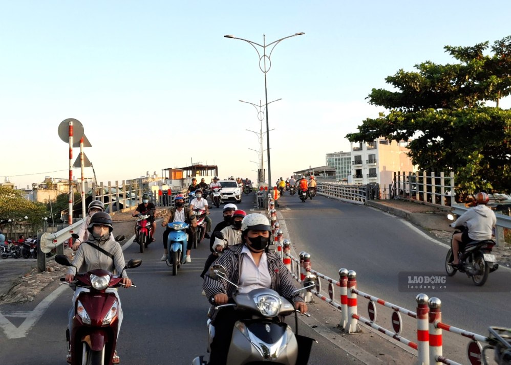 Người dân lưu thông qua cầu sắt An Phú Đông. Ảnh: Minh Quân
