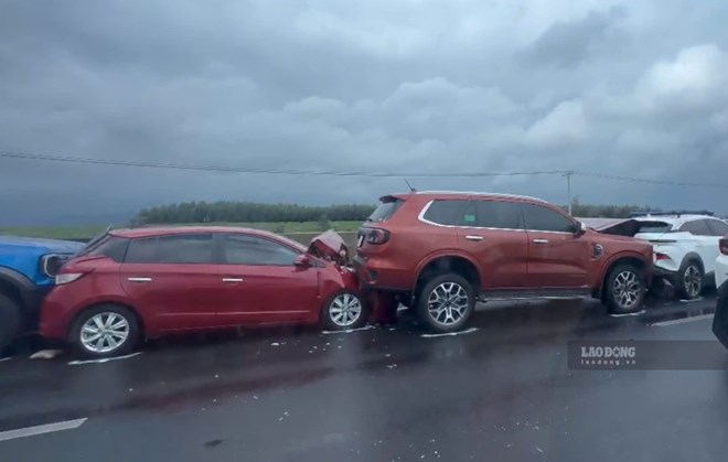 Multiple traffic accident of 7 cars on the Phan Thiet - Dau Giay expressway. Photo: Pham Duy