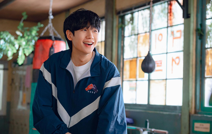 Jung Hae In still strives to promote "Our Sticky Love" amidst Ha Young's scandal. Photo: Netflix
