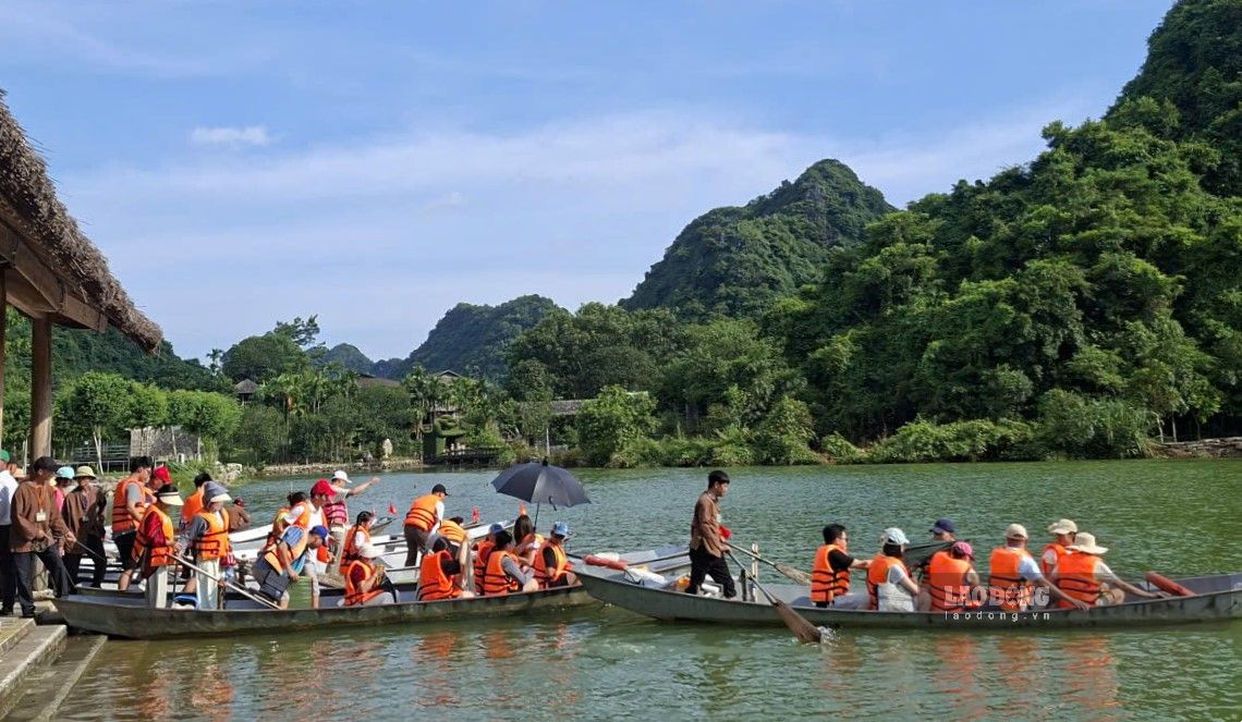 Du khách tham quan, trải nghiệm tại Khu du lịch sinh thái Thung Nham. Ảnh: Nguyễn Trường