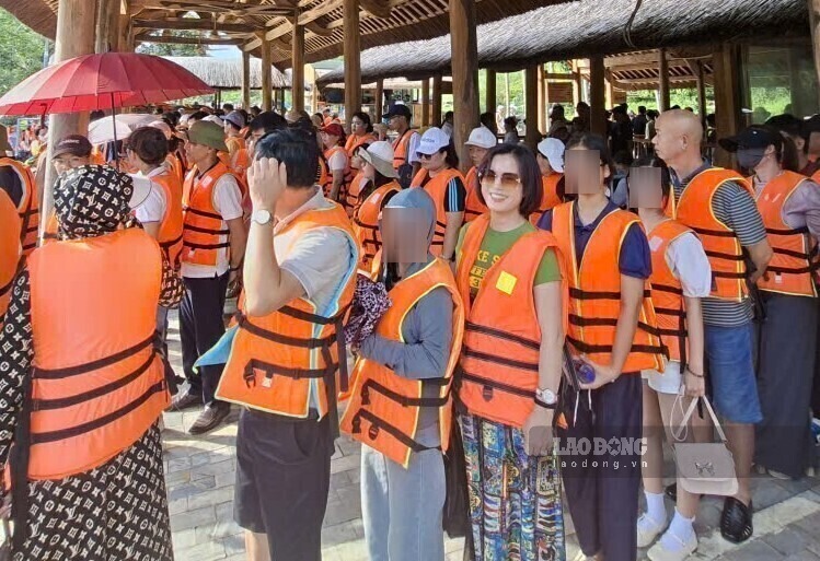 Thousands of tourists flock to Thung Nham eco-tourism area (Ninh Binh) to visit on the 30th. 8. Photo: Nguyen Truong