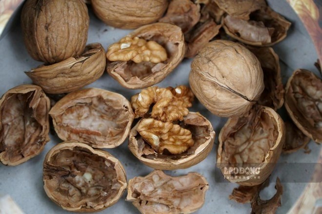 Walnuts are one of the snacks that are good for the bones and joints of people over 40 years old. Photo: Quang Minh.