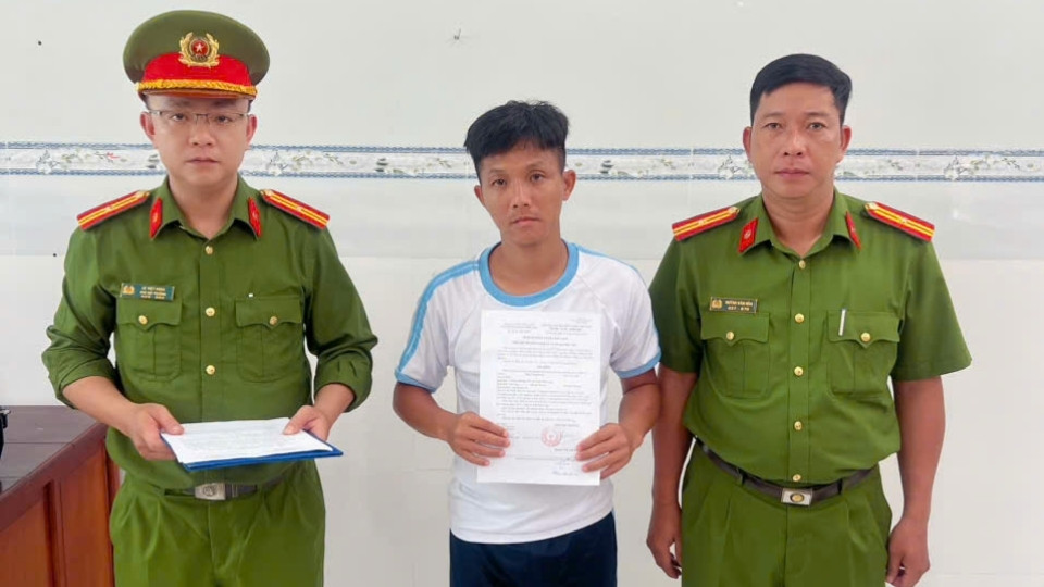 Công an tỉnh Vĩnh Long bắt tạm giam Phan Thanh Vũ để điều tra hành vi tổ chức sử dụng trái phép chất ma túy. Ảnh: Cổng TTĐT Công an Vĩnh Long
