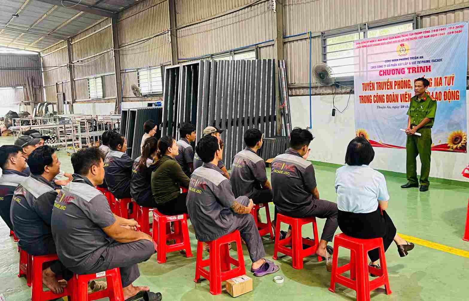 Người lao động tham gia buổi tuyên truyền phòng, chống ma túy tại phường Thuận An. Ảnh: Công đoàn phường Thuận An