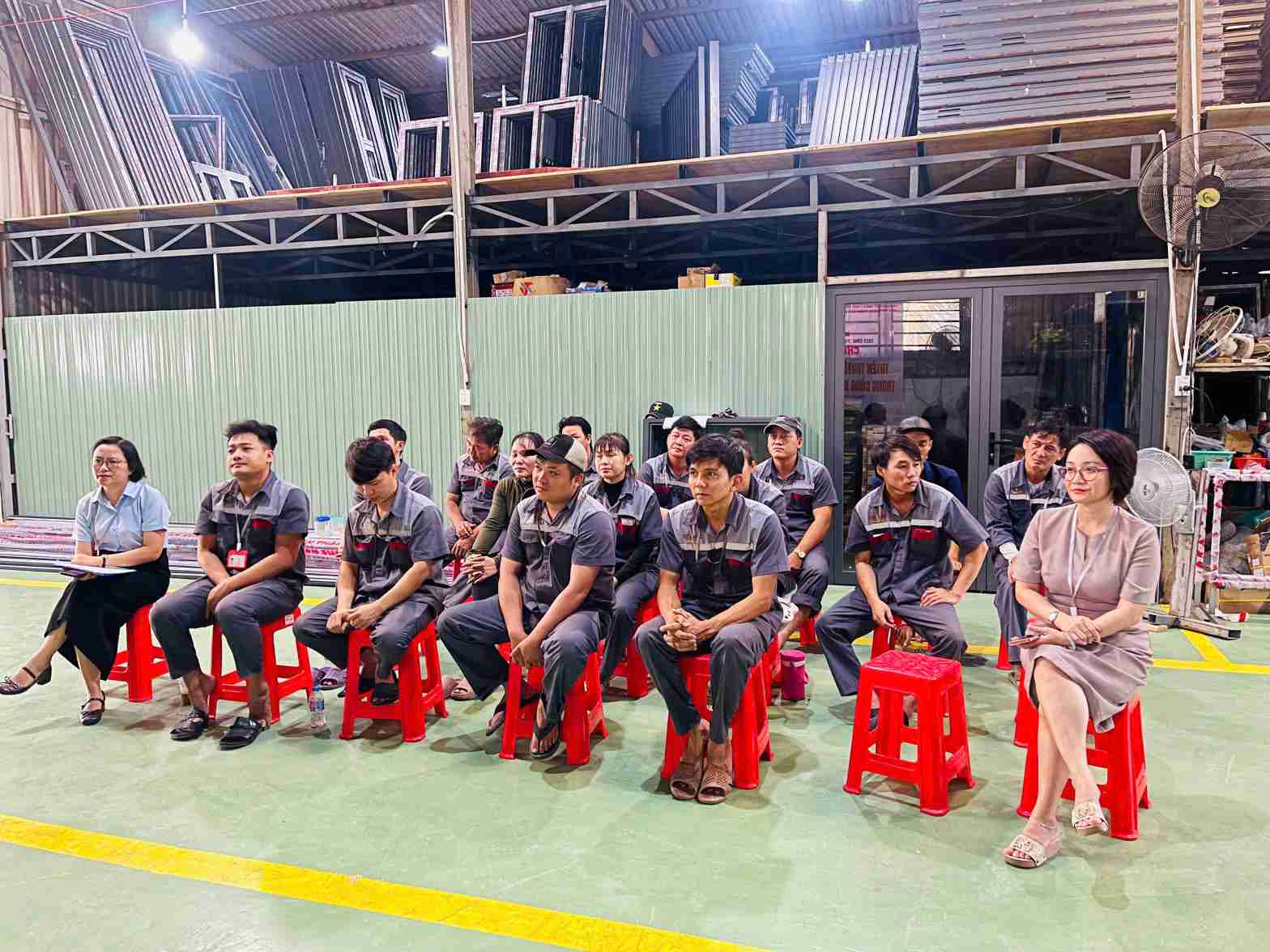 Workers participate in a propaganda session on drug prevention and control in Thuan An ward. Photo: Thuan An Ward Trade Union