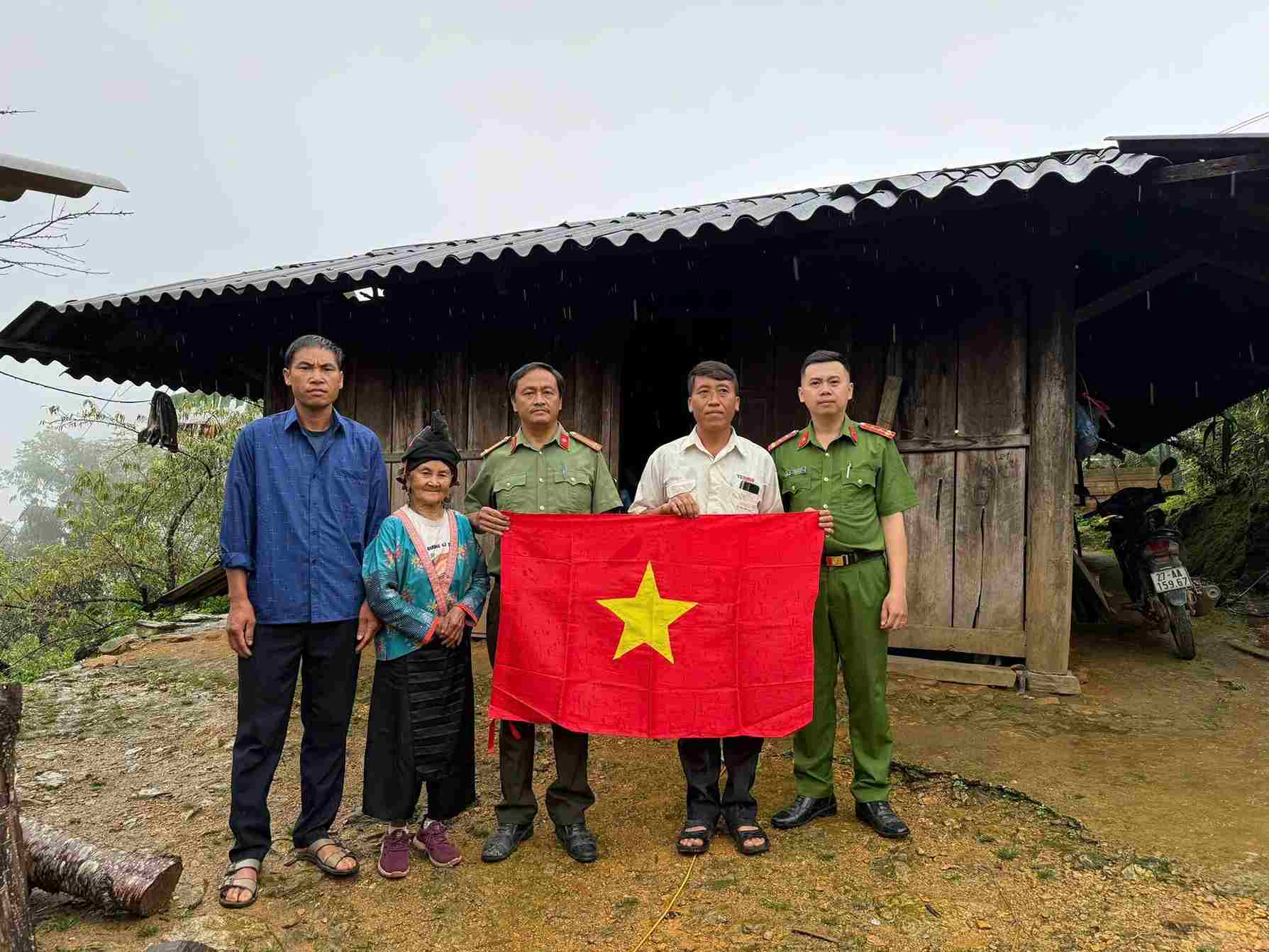 National flags will be solemnly hung by people to welcome National Day. Photo: Dien Bien Police