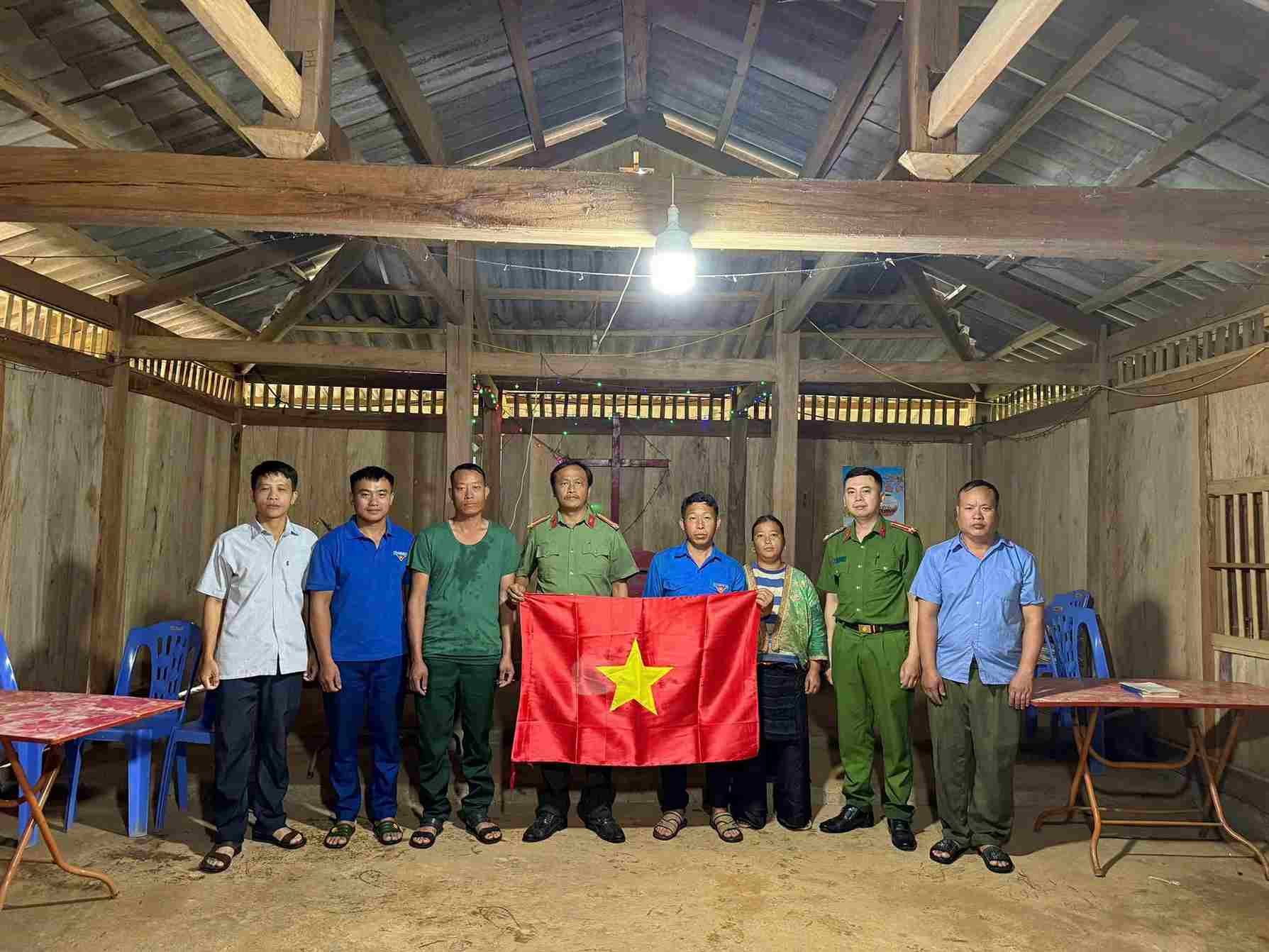 Trao tặng cờ Tổ quốc đến người dân. Ảnh: Công an Điện Biên