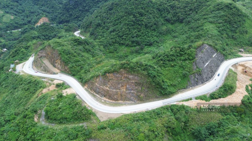 Một khúc cua, đèo dốc nguy hiểm trên Quốc lộ 6 qua Phú Thọ. Ảnh: Minh Nguyễn 