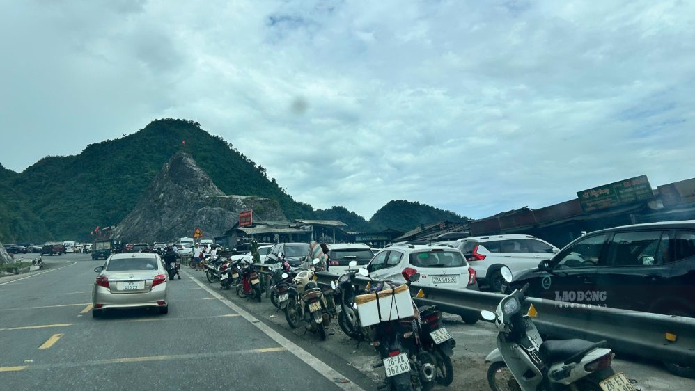 Các phương tiện dừng đỗ tại khu vực đèo Đá Trắng. Ảnh: Minh Nguyễn