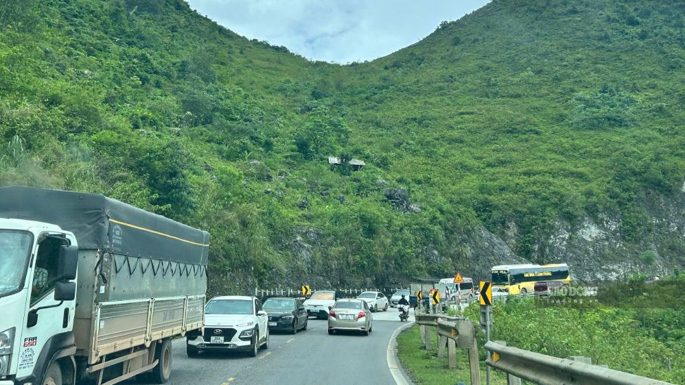 祝日中の国道6号線の車両数の増加 2. 9. 写真:ミン・グエン