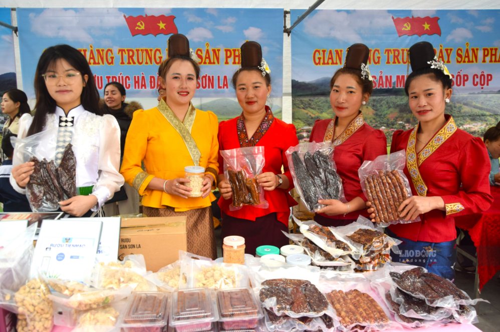 Grilled meat products in the mountainous commune of Son La. Photo: Truong Son