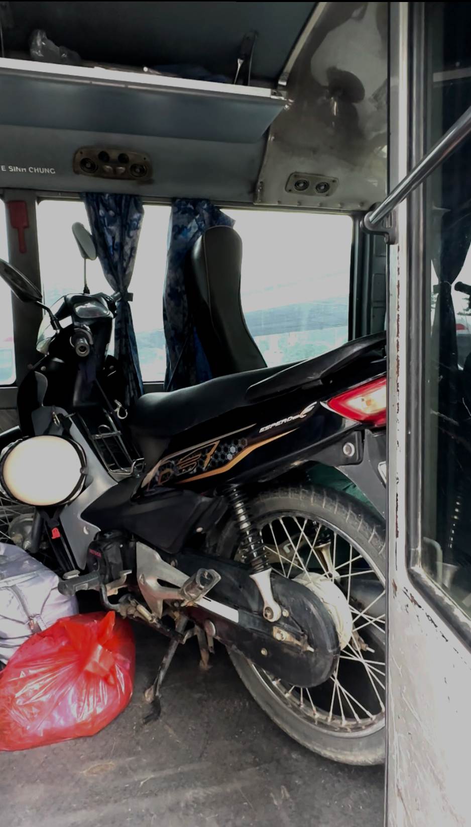 Tổng kiểm soát xe vận tải: Tài xế đưa cả xe máy lên khoang khách
