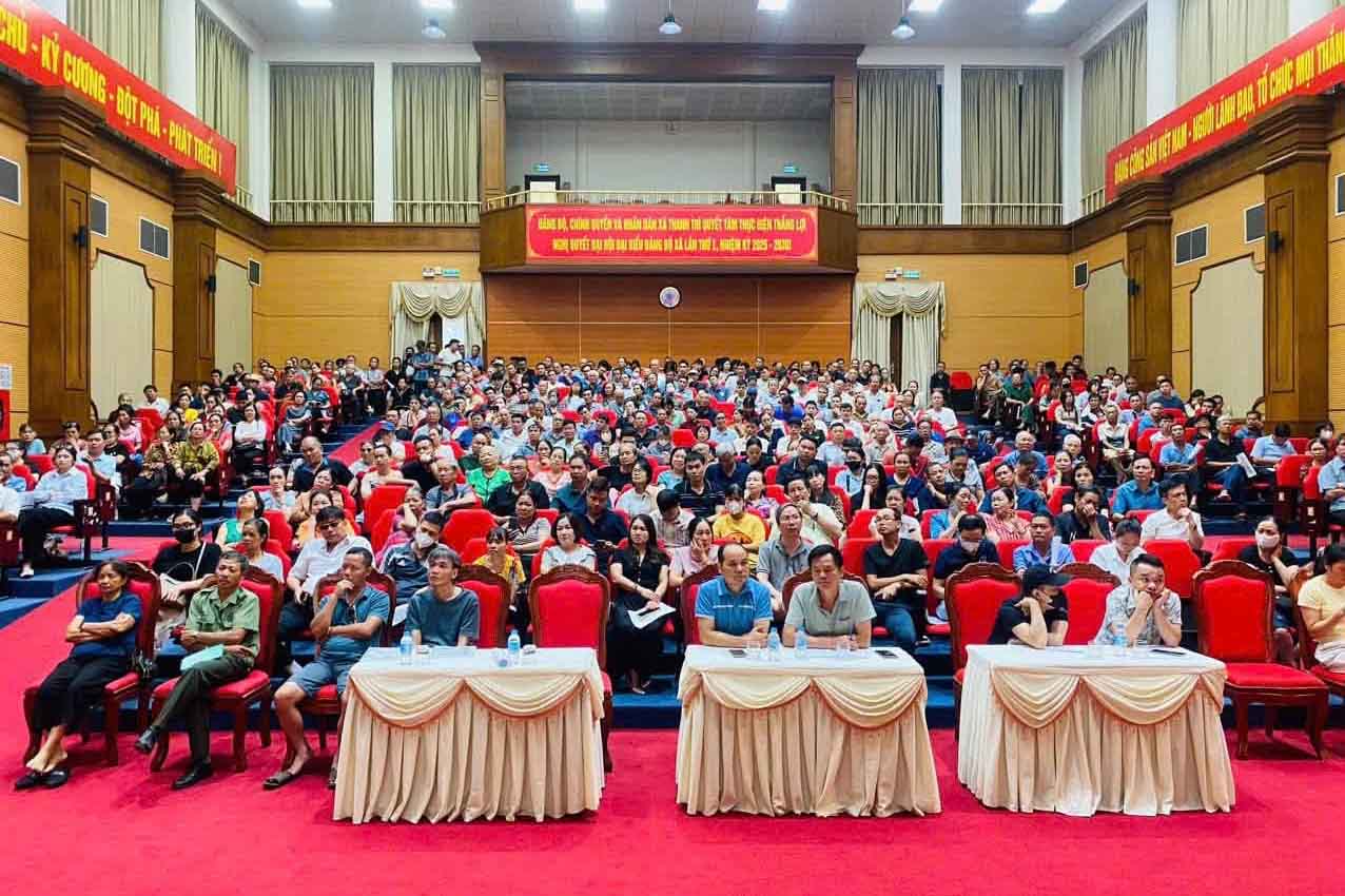 People in Thanh Tri commune (Hanoi) listen to information on the policy of land recovery to carry out site clearance for the Ring Road 3.5 project. Photo: Thanh Tri Commune E-Portal