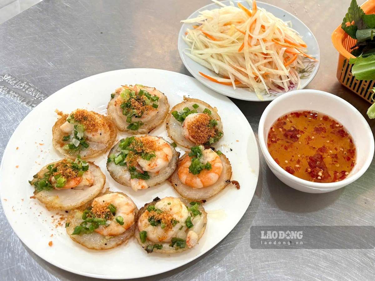 Banh khot is a dish loved by many tourists when coming to Vung Tau. Photo: Thanh An