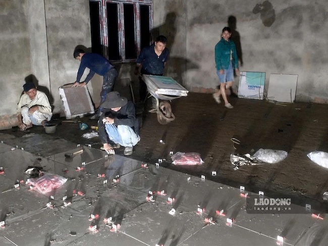 Workers at the Dakrong border inter-level boarding school project are working overnight. Photo: Han Nguyen