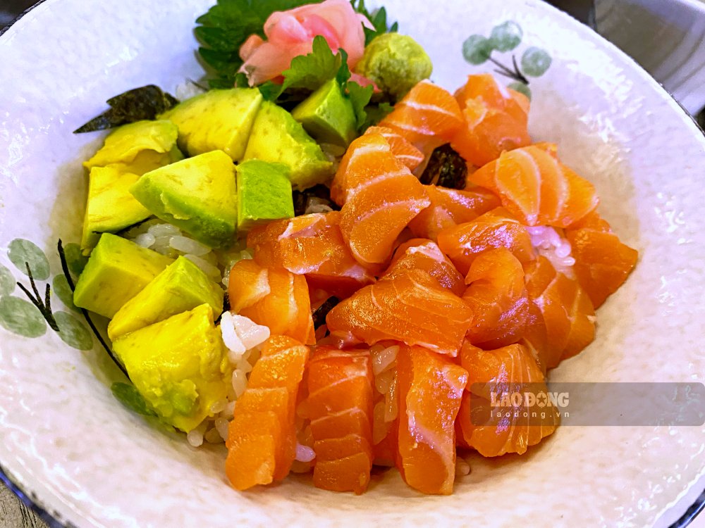 Supplementing natural omega 3 from salmon and avocado can contribute to supporting overall health, thereby contributing to stabilizing blood pressure. Photo: Tra My