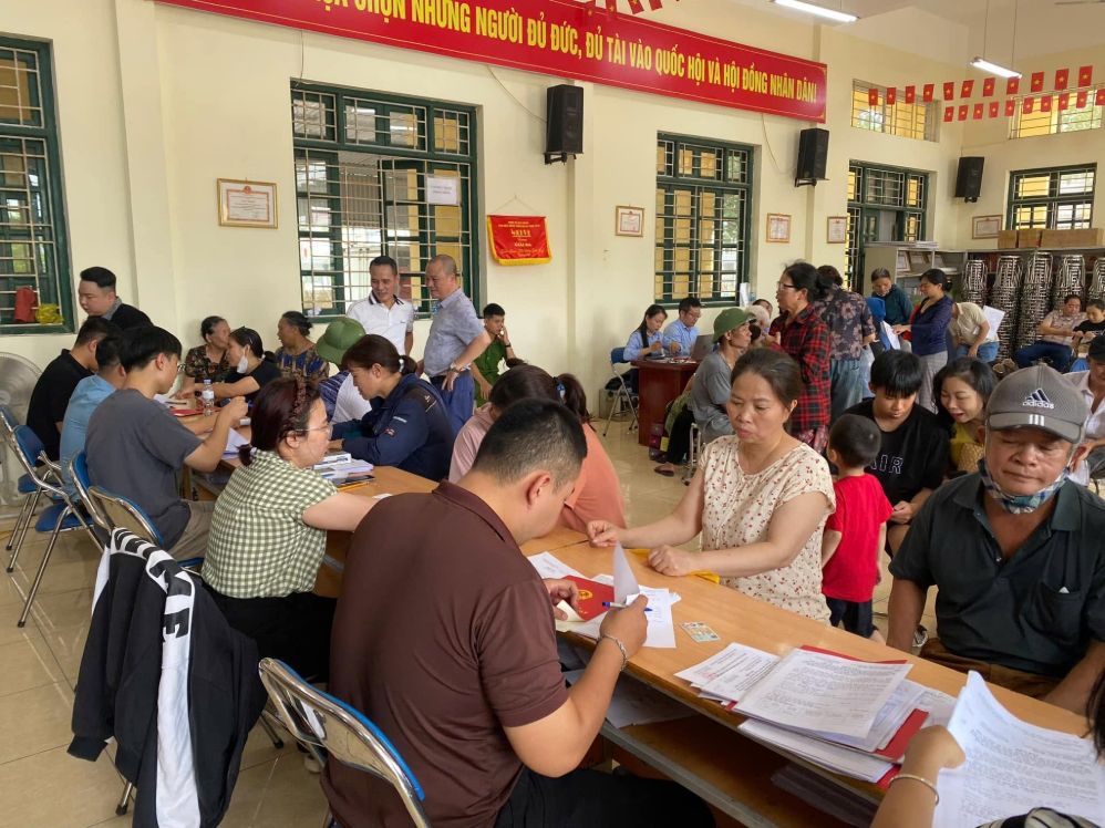 Dai Thanh commune (Hanoi) pays compensation and support money to 254 households whose land is recovered for road 70 project. Photo: Trang TTĐT of Dai Thanh commune