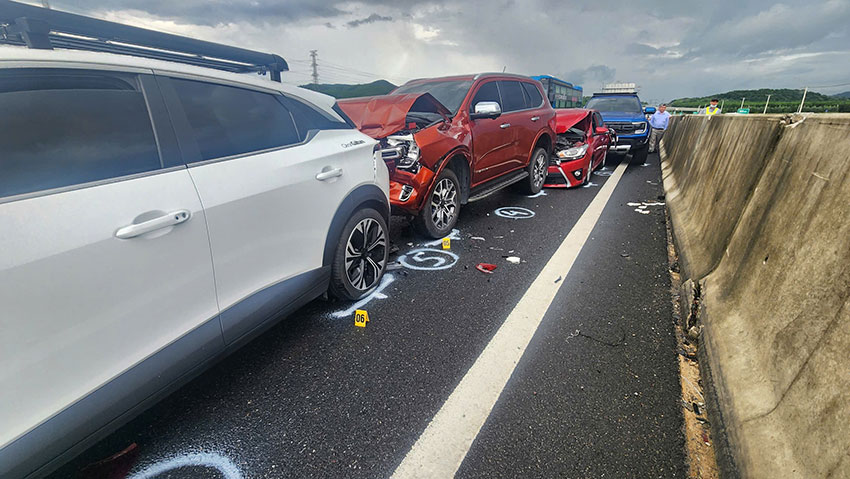 Scene of the chain collision on the Phan Thiet - Dau Giay expressway. Photo: Traffic Police Department