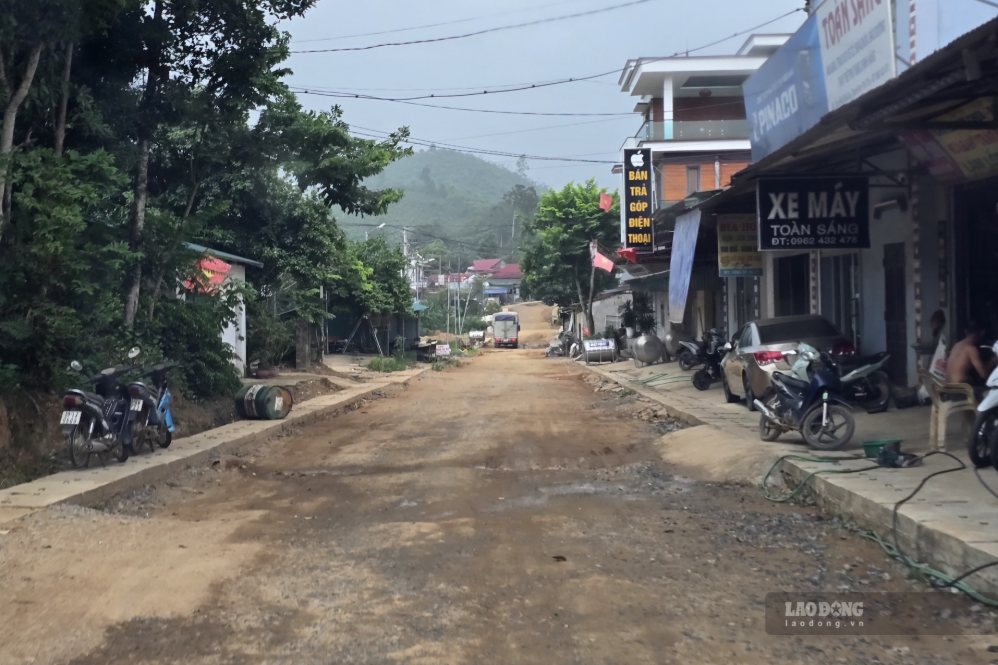 Van Mieu - Thuong Cuu road (now Kha Cuu commune) is under construction for renovation and upgrade. Photo: To Cong
