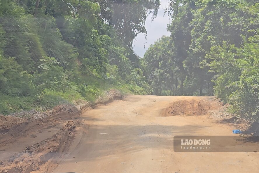 Tuyến đường Văn Miếu - Thượng Cửu xuống cấp nghiêm trọng, có vô số ổ gà, ổ voi, mặt đường biến dạng. Ảnh: Tô Công