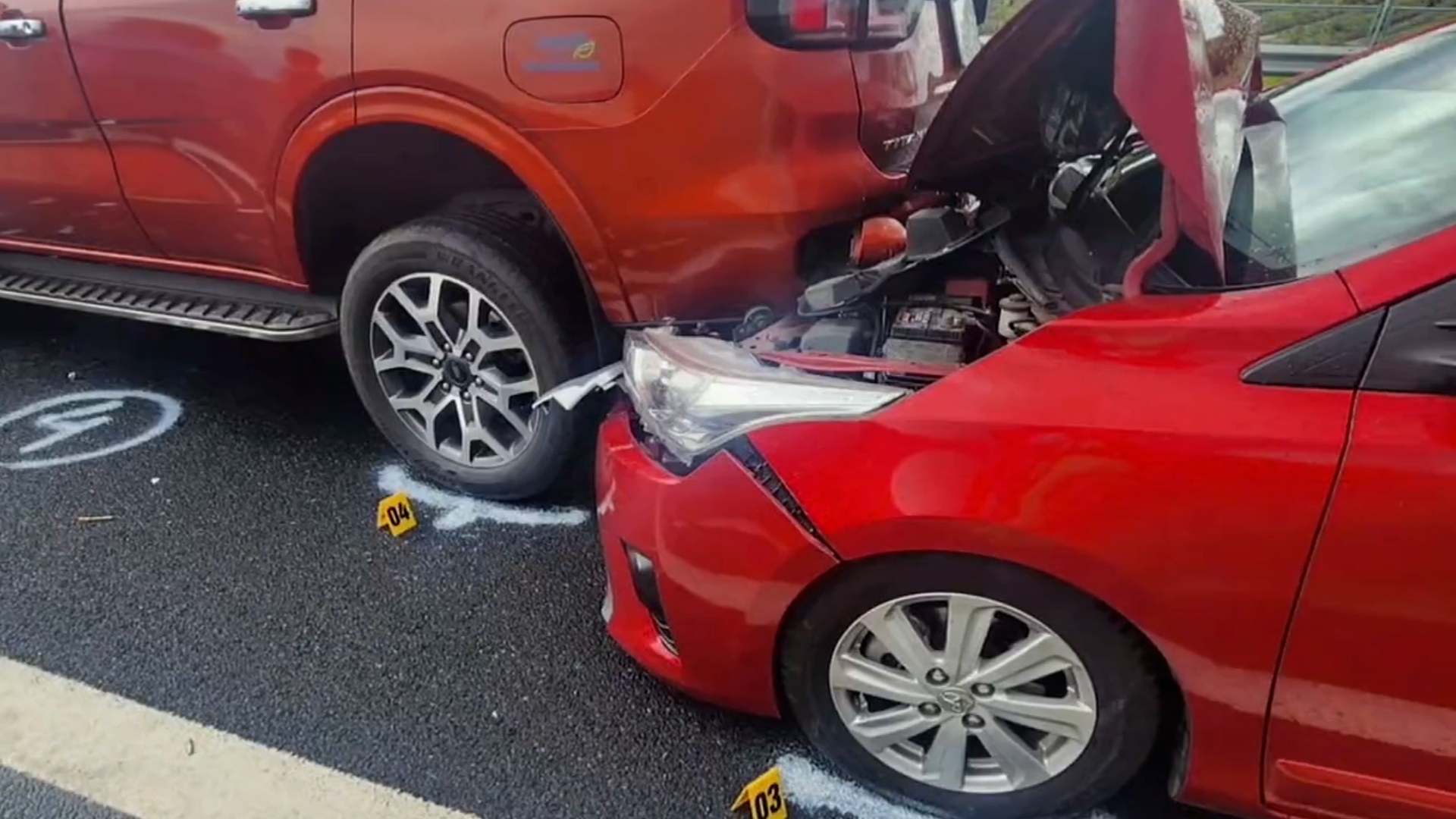 Images of two consecutive accidents on the highway causing damage to 11 cars